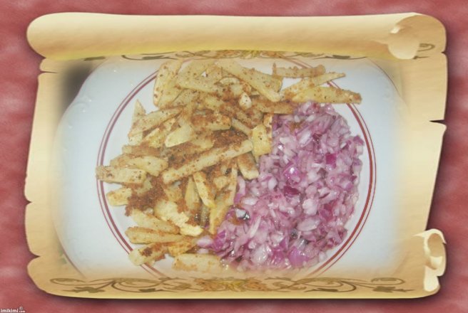 Salata de ceapa rosie cu cartofi prajiti cu pesmet
