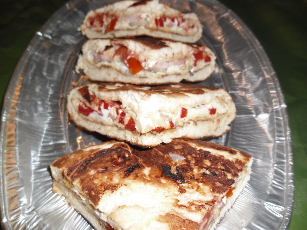 Sandwich-uri cu omleta in aluat dospit
