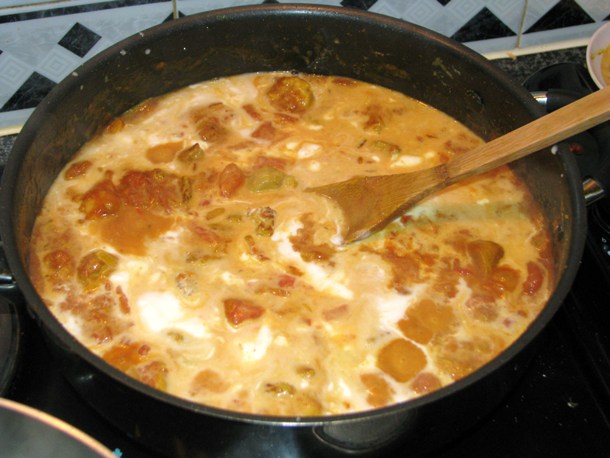 Curry de casă cu orez basmati și curcan