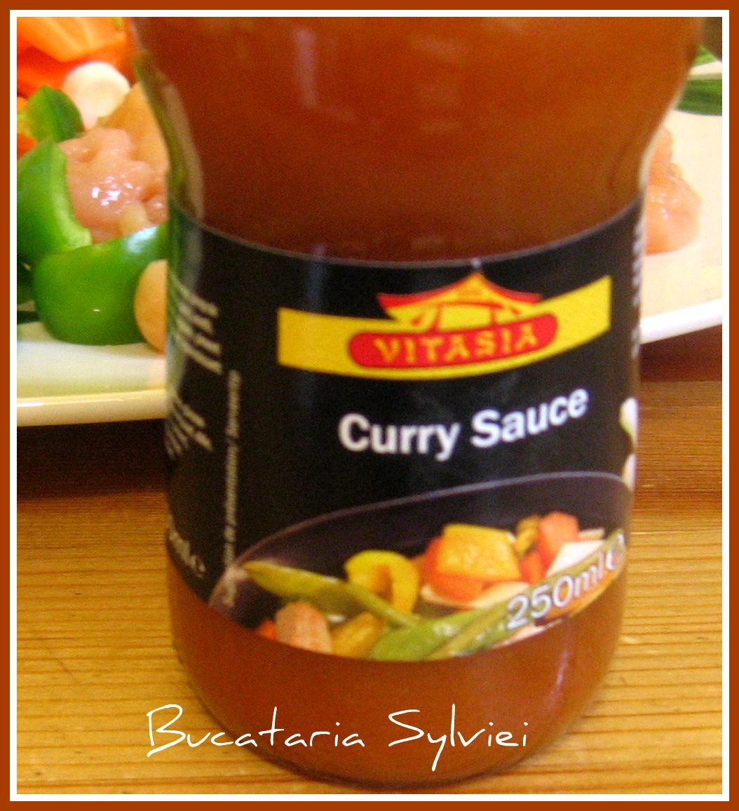 Piept de pui cu sos curry si legume