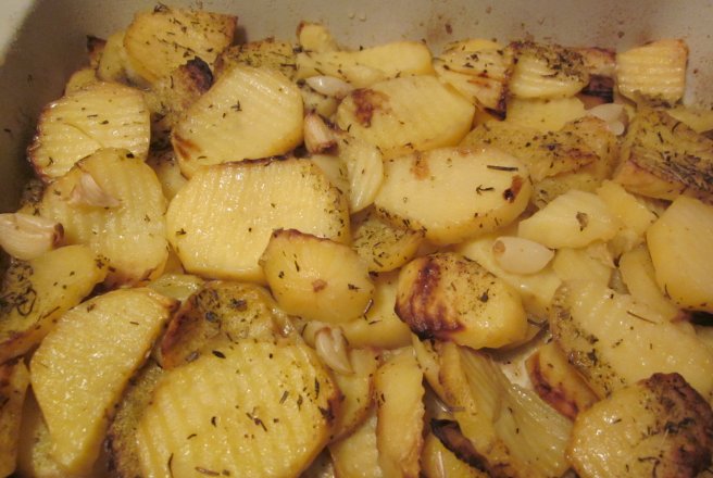Cartofi cu ierburi aromatice si usturoi