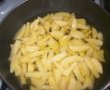 Cartofi prajiti cu carnati si salata de castraveti-1