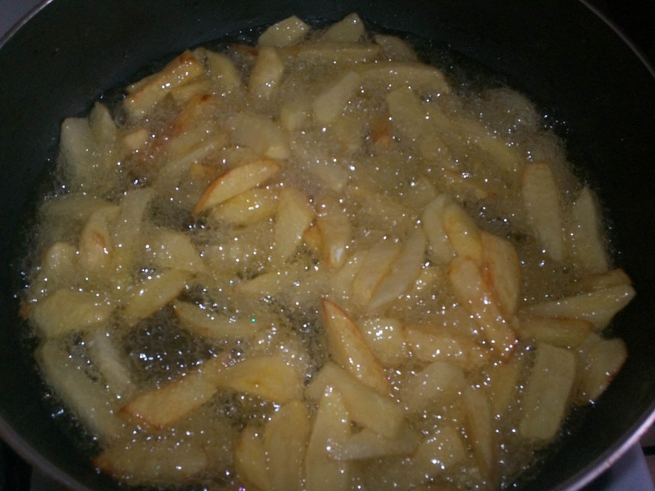 Cartofi prajiti cu carnati si salata de castraveti
