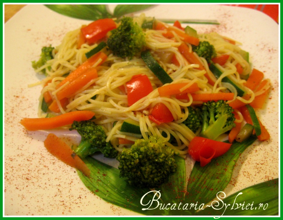 Taietei chinezesti cu zucchini/dovlecel si brocoli