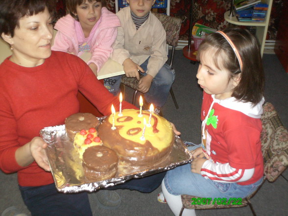 Tort Minnie pregatit cu dragoste de Liliana pentru fetita ei!