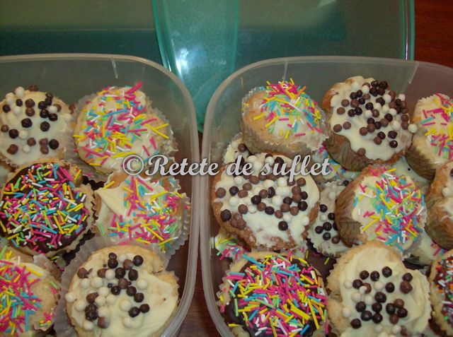 Cupcakes cu lamaie si topping de ciocolata alba
