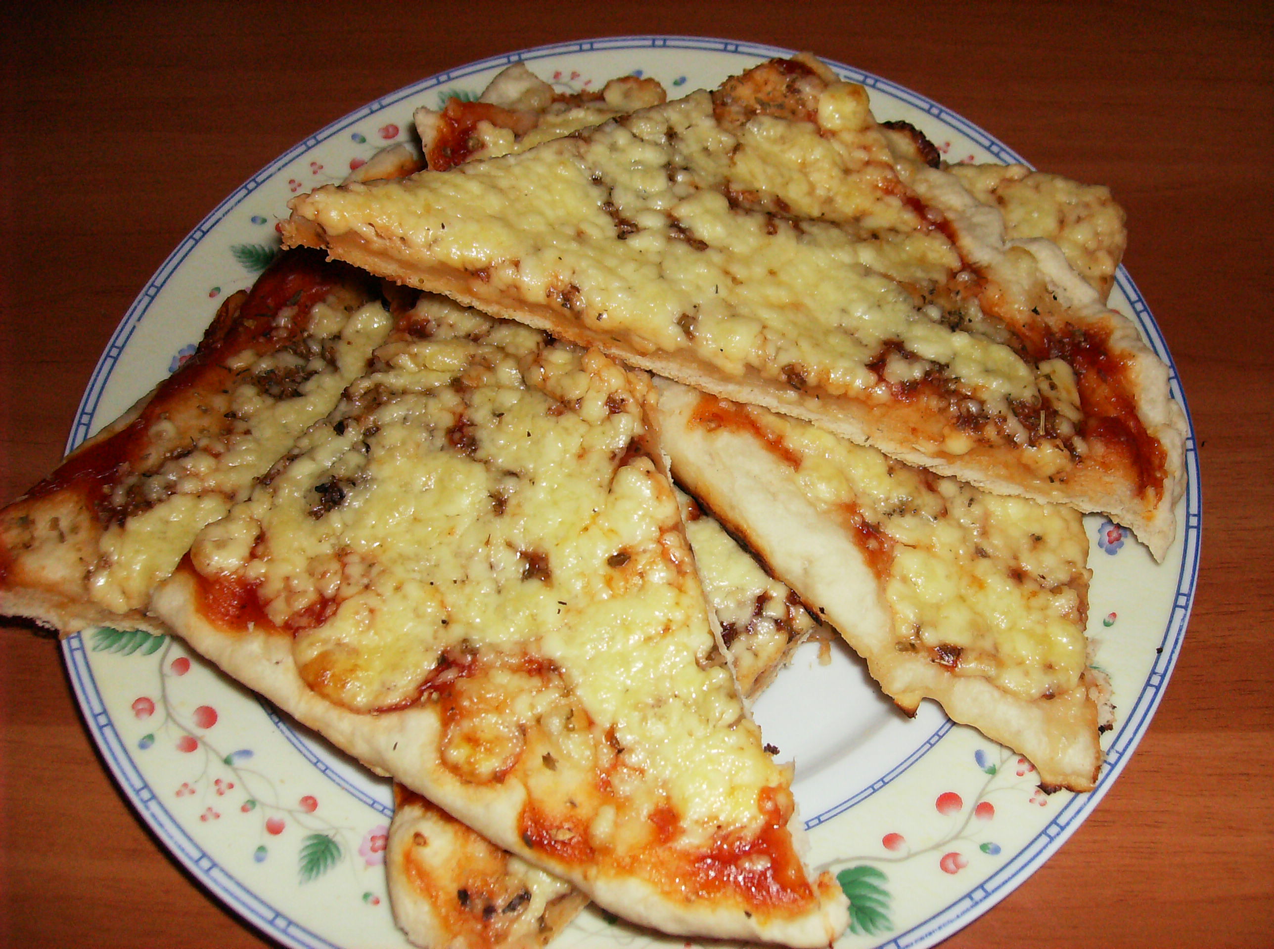 Pizza cu branza de casa