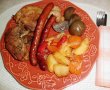 Friptura de porc cu legume si carnati picanti la cuptor-5