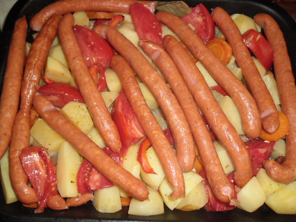 Friptura de porc cu legume si carnati picanti la cuptor