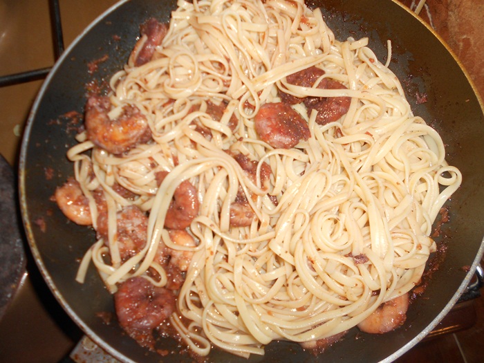 Spaghete cu creveti in sos de vin