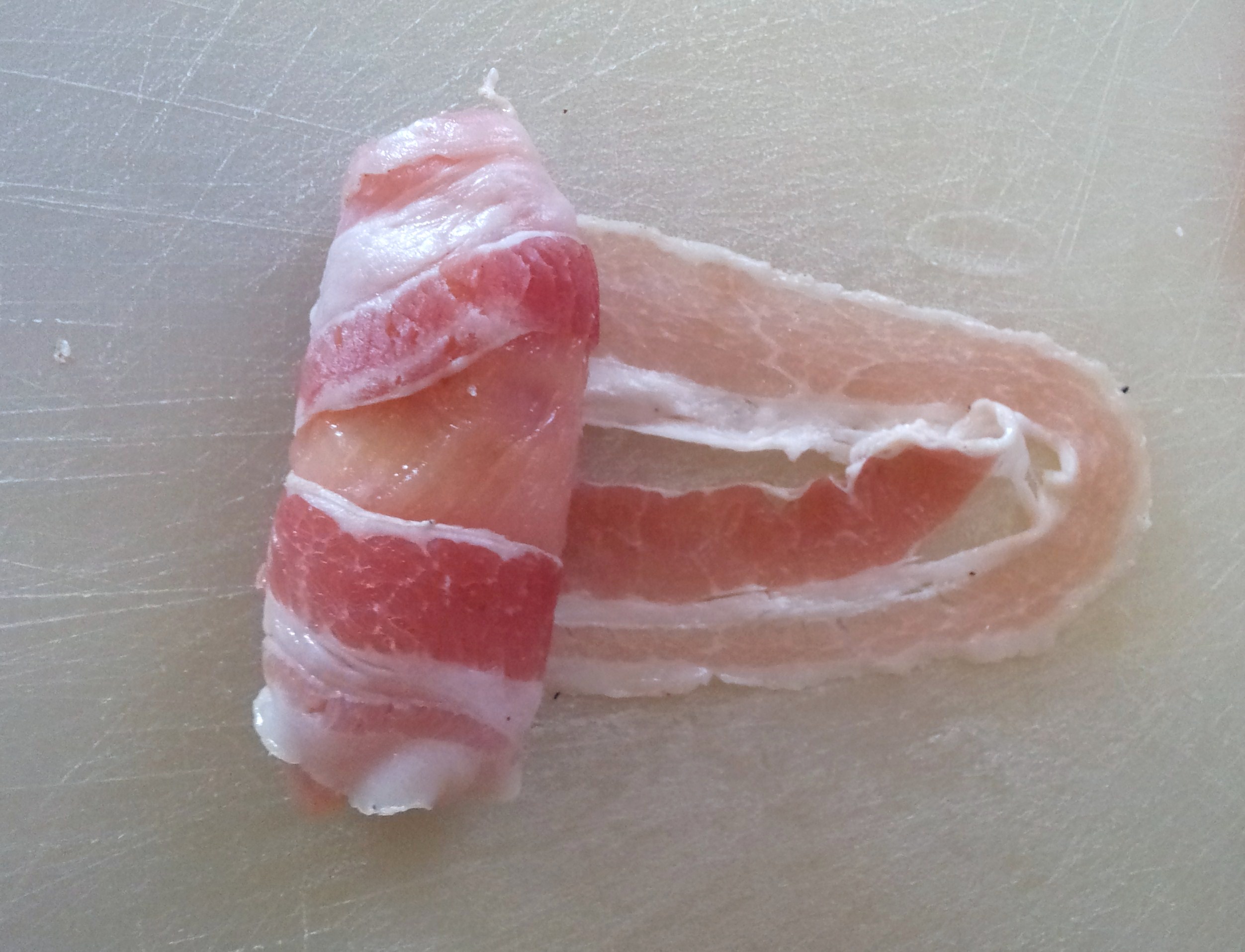 Rulouri din piept de pui invelite in bacon.