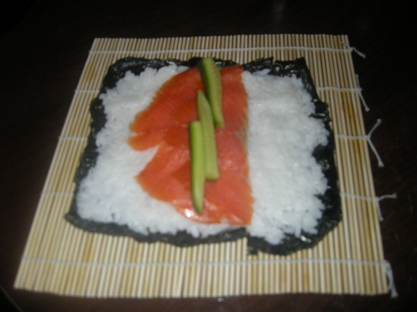 Ososumewa nandesuka? Sushi. Oishi. Arigato!