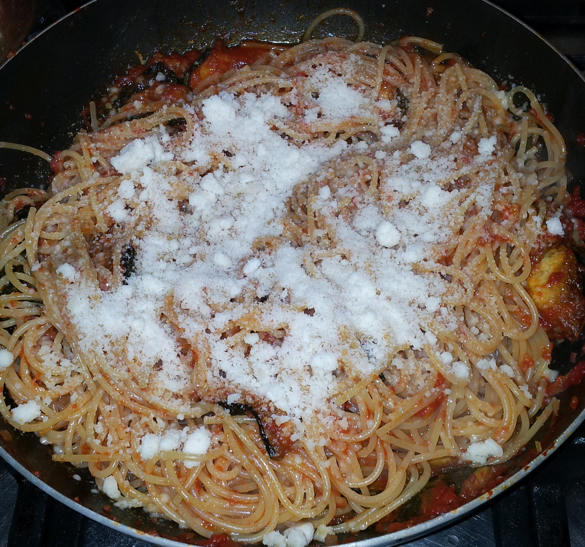 Spaghete cu sos de rosii coapte si dovlecei prajiti.