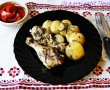 Pulpe de pui cu cartofi la cuptor in vas roman-0
