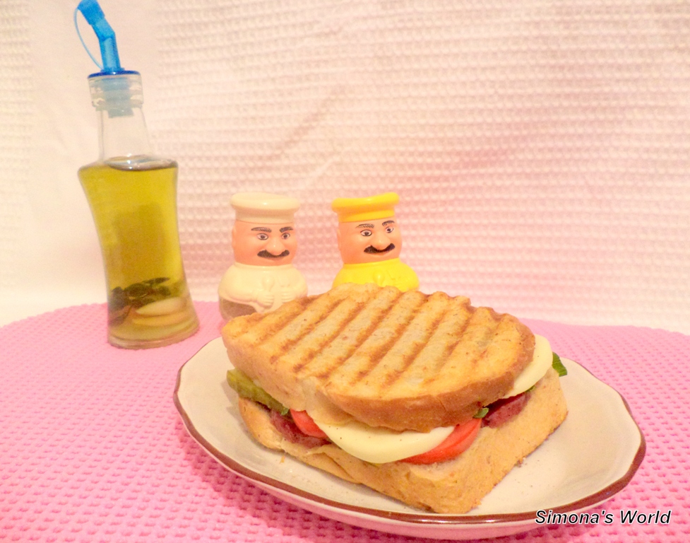 Sandwich cu mozzarella si salam