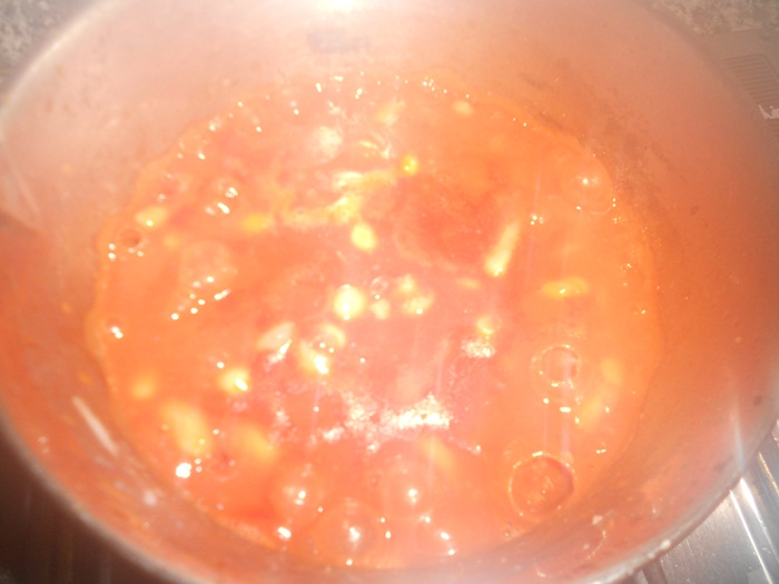 Mancare de fasole cu usturoi in sos tomat