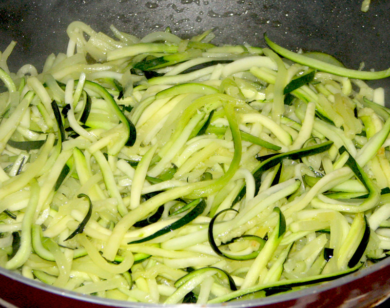Spaghete de zucchini cu sos pesto