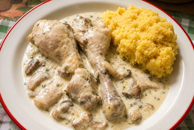 Reteta simpla si delicioasa de tocanita de ciuperci cu pui si smantana