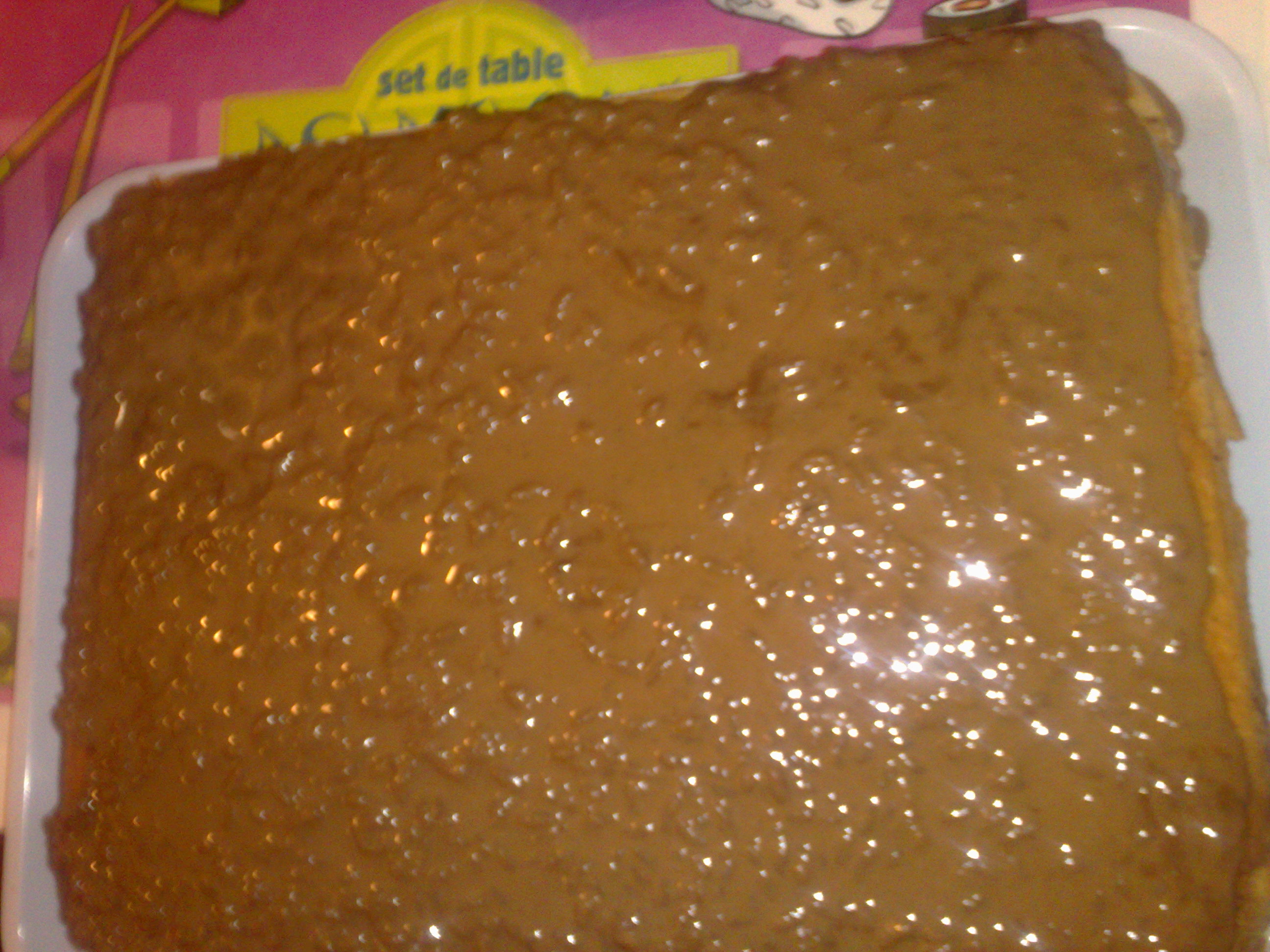 Tort cu crema de vanilie si glazura de ciocolata cu grau expandat