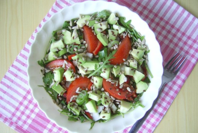 Salata de rucola cu seminte si avocado
