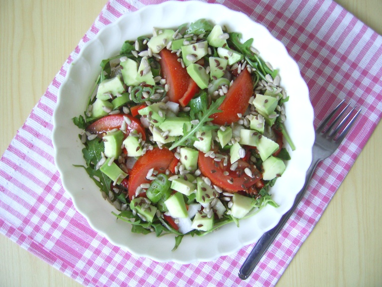 Salata de rucola cu seminte si avocado