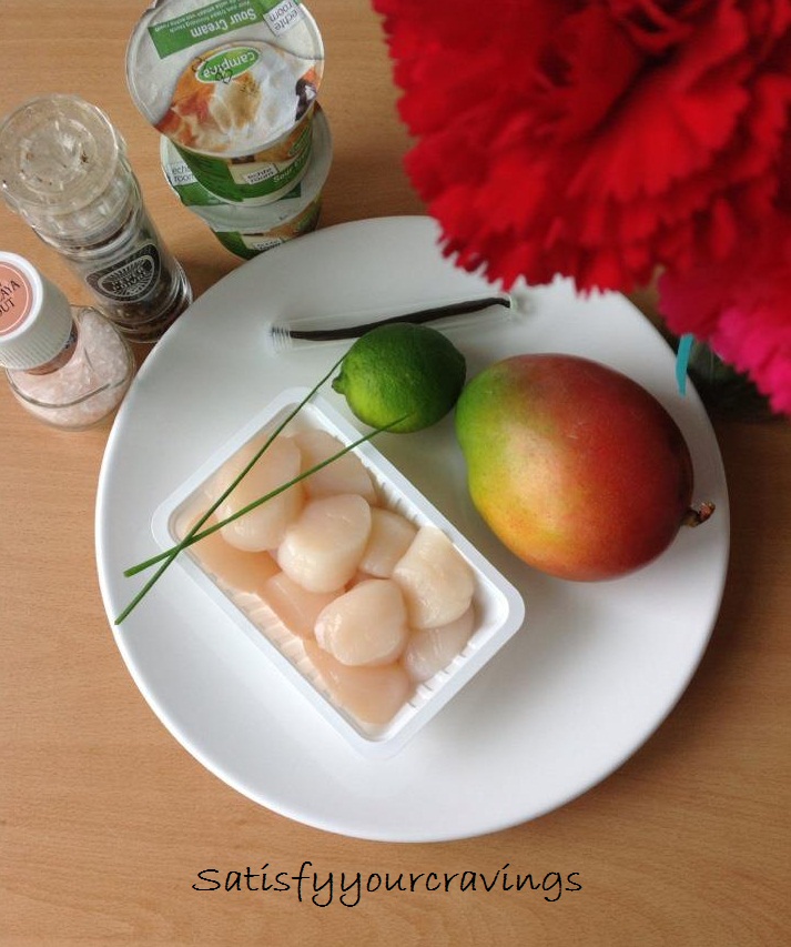Scoici Saint-Jacques pe pat de mango cu spumă de vanilie şi lime