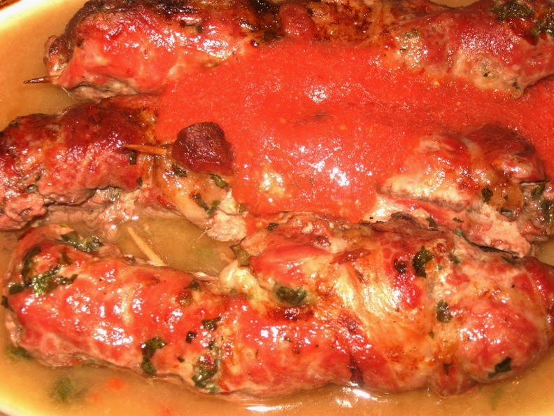Rulada de porc in sos de rosii
