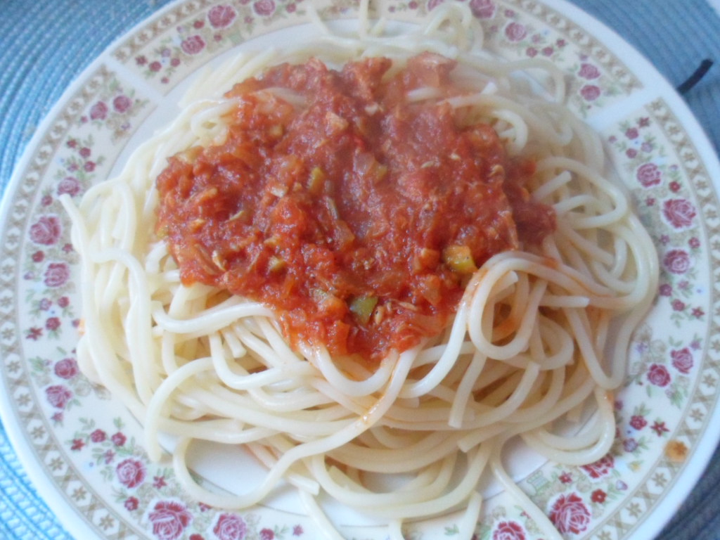 Spaghete cu ton si rosii