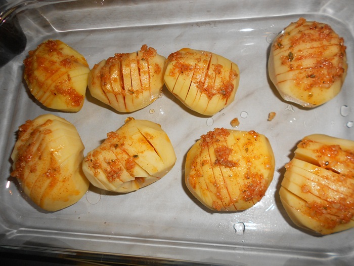 Cartofi aromati la cuptor cu cascaval