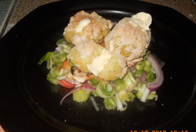 Cartofi in crusta de sare si salata de praz.