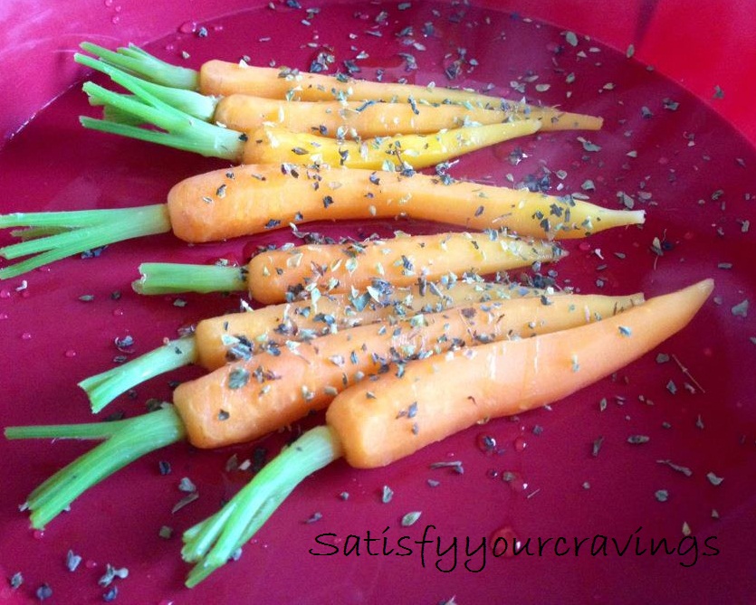 Snițel în crustă de muștar și baby-carrote la cuptor