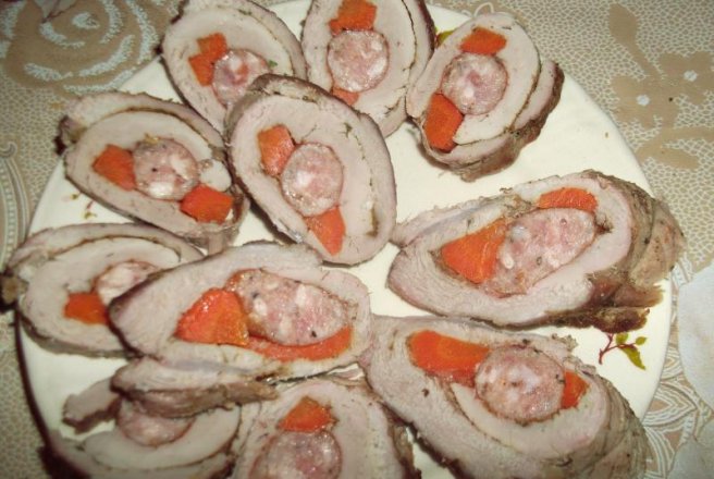 Rulada de muschiulet de porc cu carnat