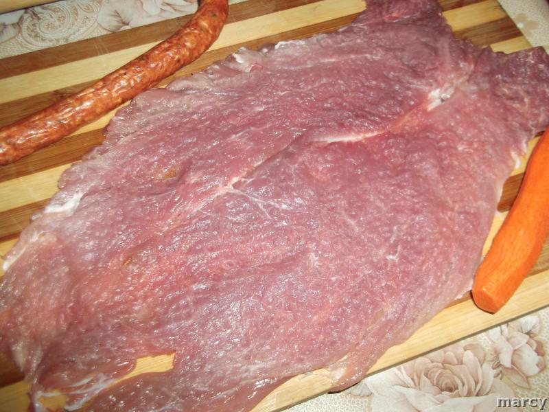 Rulada de muschiulet de porc cu carnat