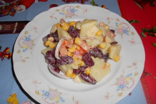 Salata de cartofi cu fasole si ceapa