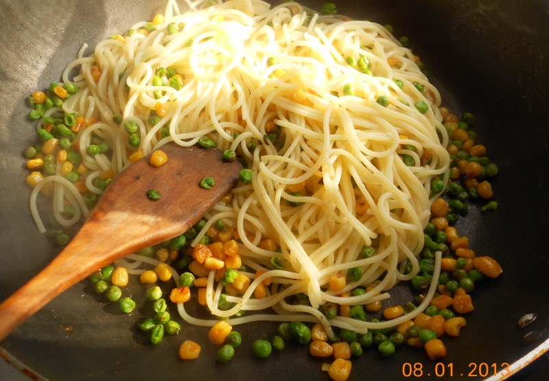 Spaghete cu legume si sos de usturoi