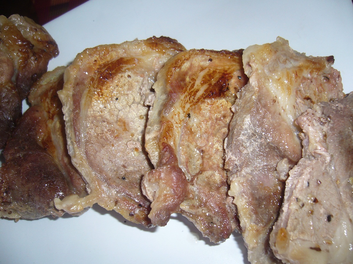 Friptura de porc cu cartofi natur si sfecla rosie