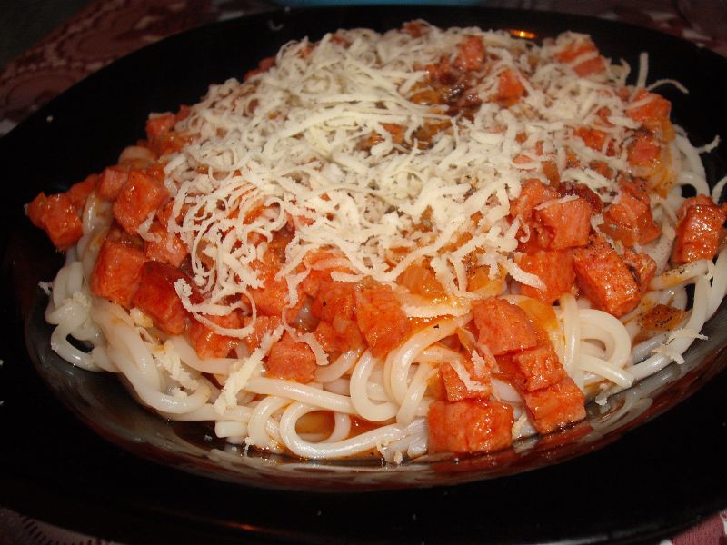 Spaghete cu salam
