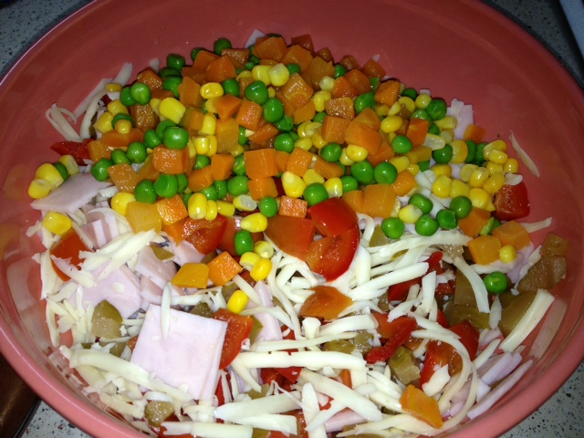 Salata cu paste colorate