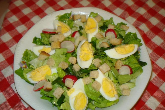 Salata verde cu ou si crutoane