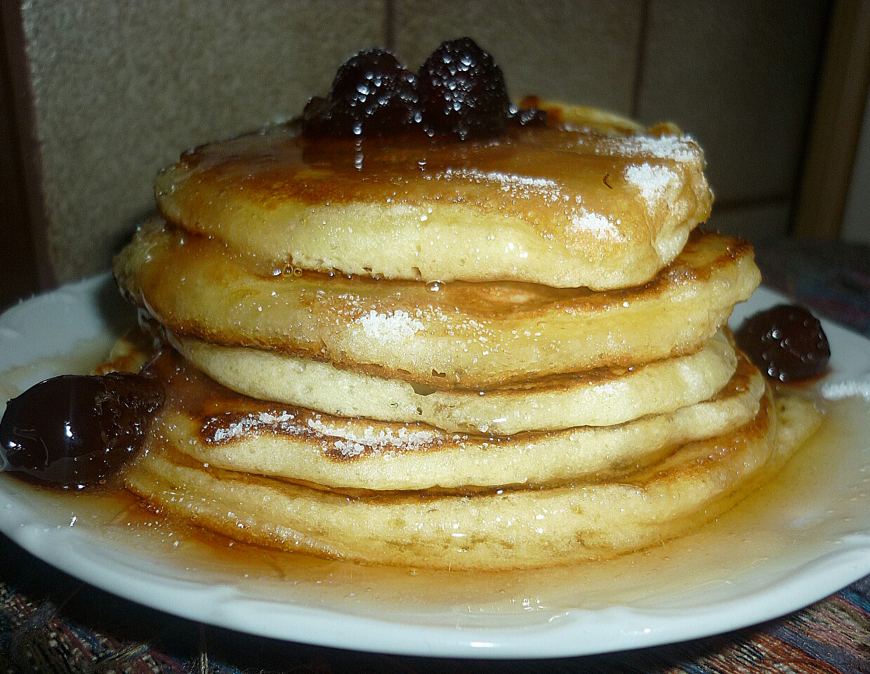 Pancakes - clatite americane cu miere si dulceata de cirese