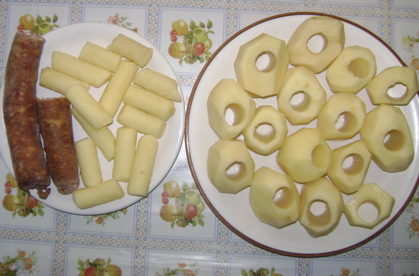 Cartofi copţi cu cârnaţi