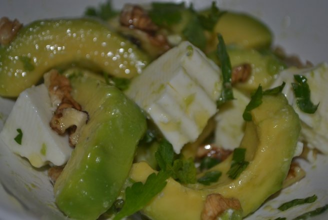 Salata cu avocado, branza Delaco si nuci