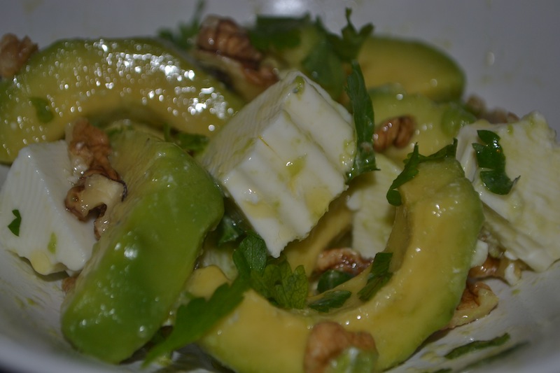 Salata cu avocado, branza Delaco si nuci