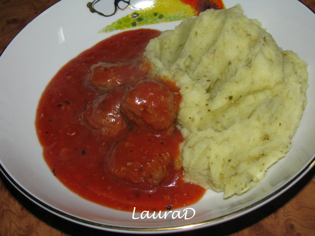 Chiftelute in sos cu piure de cartofi si pesto