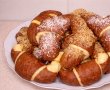 Desert Cornuri pufoase in doua culori, cum sa faci acasa cele mai delicioase si pufoase cornuri-12