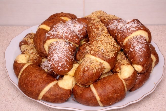 Desert Cornuri pufoase in doua culori, cum sa faci acasa cele mai delicioase si pufoase cornuri
