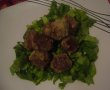 Chiftelute coapte pe pat de salata verde-2