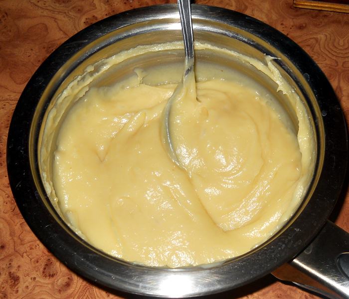 Desert tort cu blat de nuca si crema de vanilie