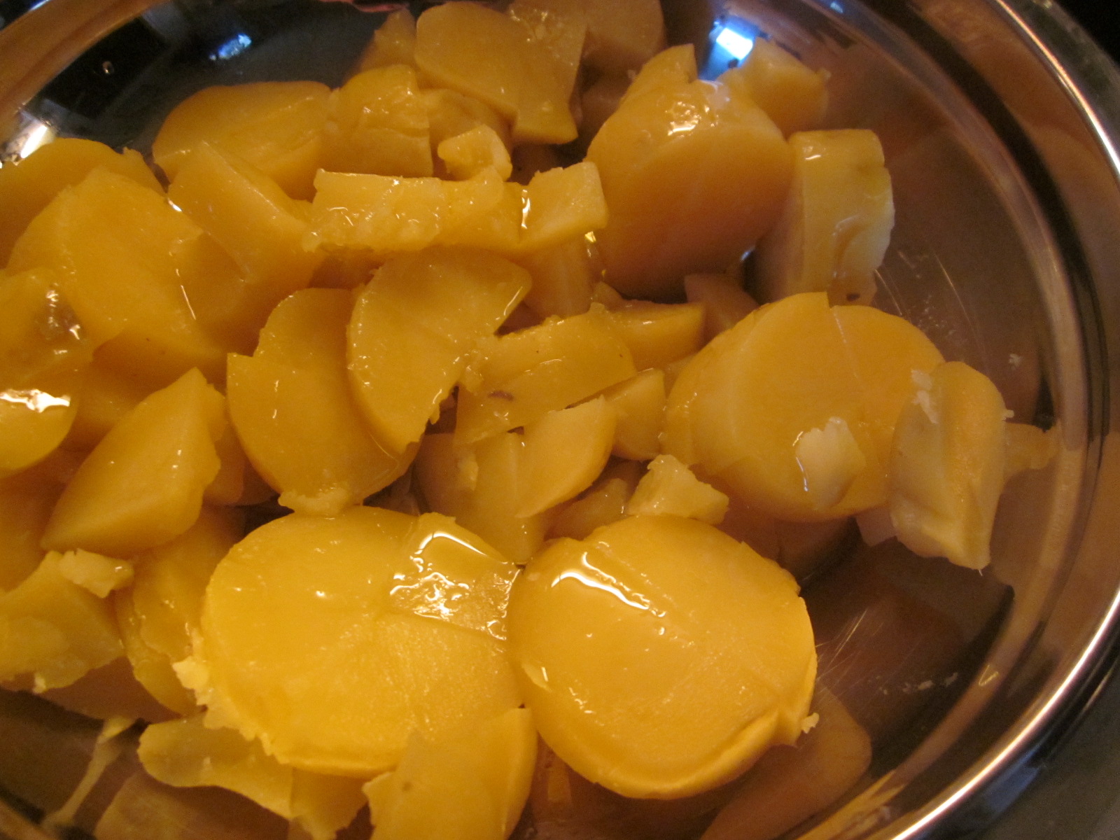Salata de cartofi cu salam si oua