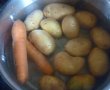 Gulas de vita cu piure pufos de cartofi si morcovi-0